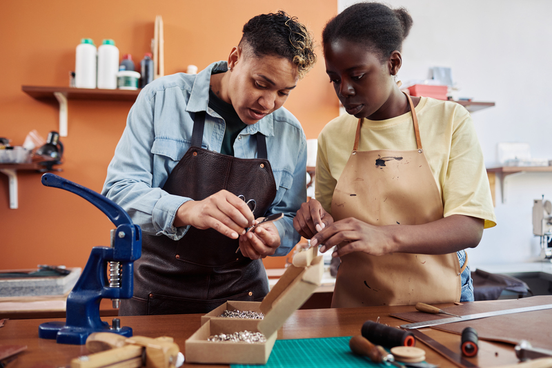 Female Artisan Teaching Apprentice Conoce el know-how: clave para la eficiencia, innovación y éxito en empresas y autónomos. Descubre sus beneficios y cómo proteger este valioso recurso.