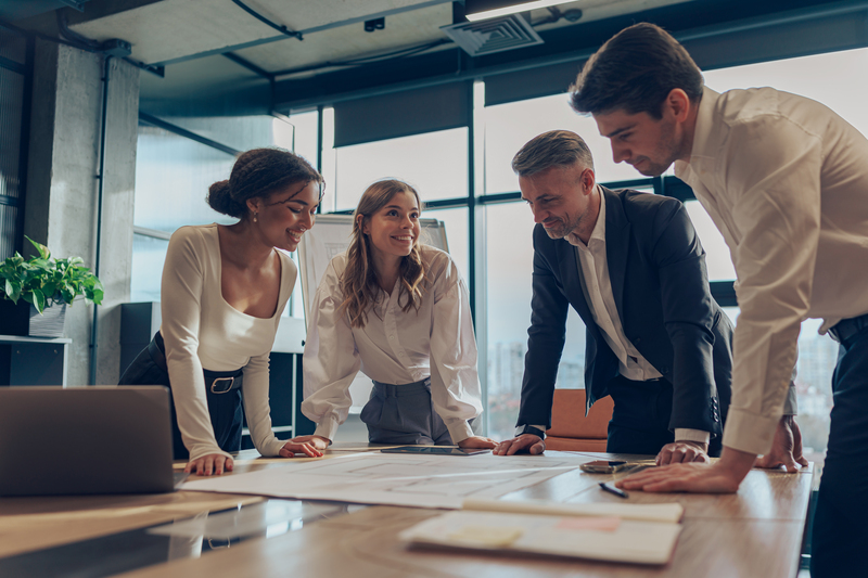 Team of business investors is discussing a new project in modern office. Concept of financing financiar tu idea de negocio